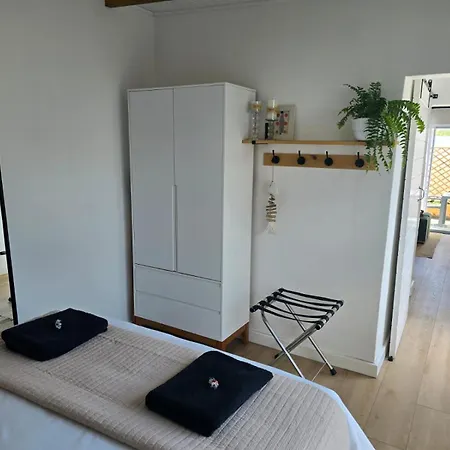 Sun Kiss Beach Cottage Cape Town Room photo